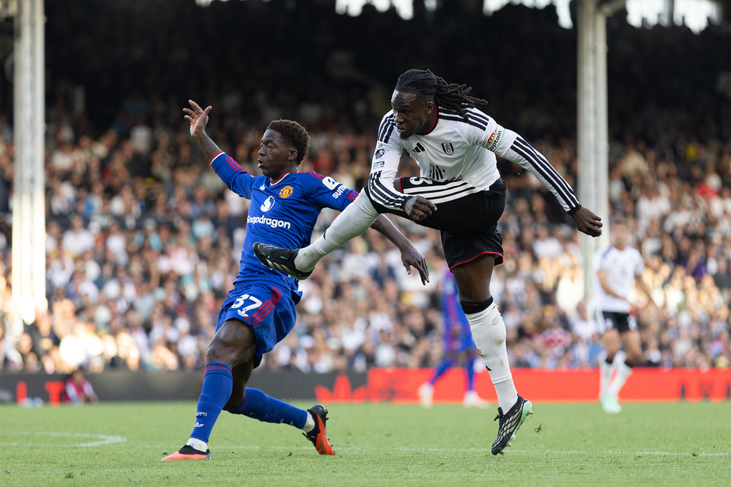 Mapambano ya Mpira Kati ya Wachezaji wa Fulham na Manchester United Wachezaji wa Fulham na Manchester United wakipambana vikali kuwania mpira uwanjani