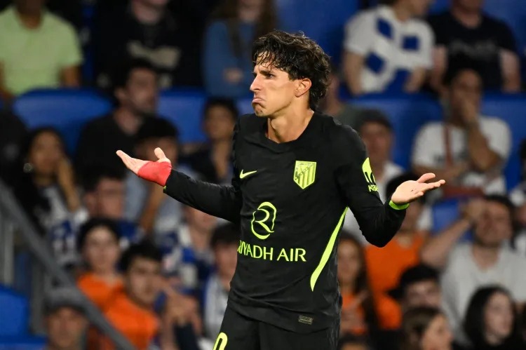 giuliano-simeone-atletico-madrid-vs-real-sociedad-la-liga Giuliano Simeone wa Atlético Madrid akionyesha ishara ya mikono juu uwanjani wakati wa mchezo wa La Liga dhidi ya Real Sociedad.