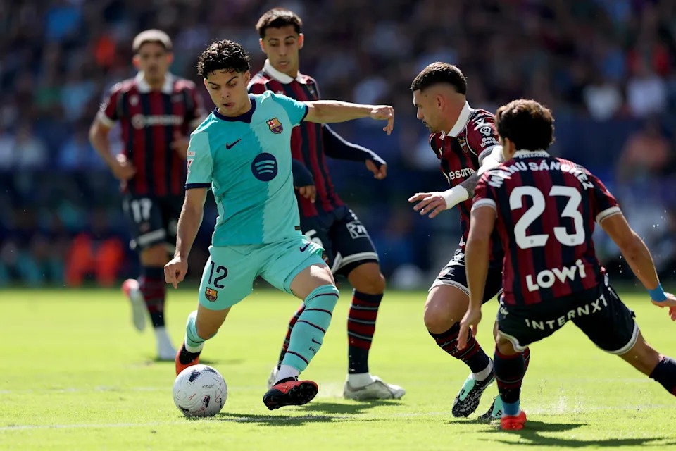 dani-olmo-barcelona-akijaribu-kupenya-safu-ya-ulinzi-levante