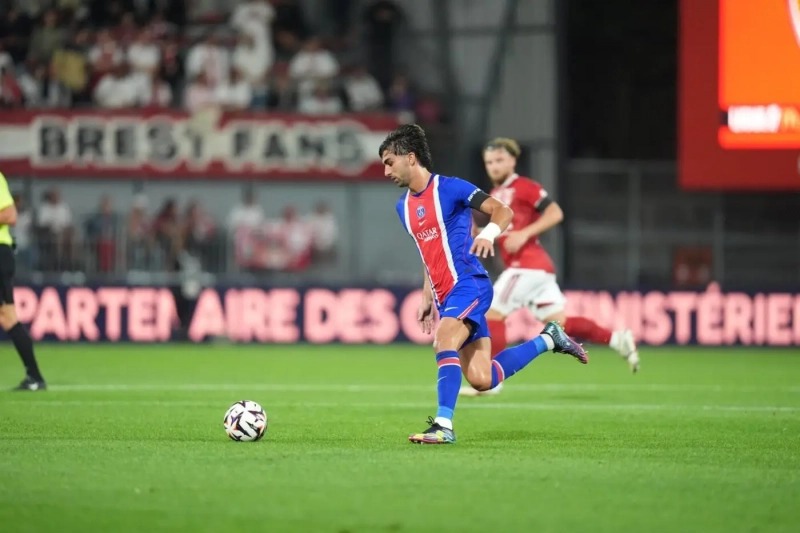 goncalo-ramos-psg-vs-brest-ligue-1 Mshambuliaji wa PSG Gonçalo Ramos akiongoza mpira uwanjani dhidi ya klabu ya Brest kwenye mechi ya Ligue 1
