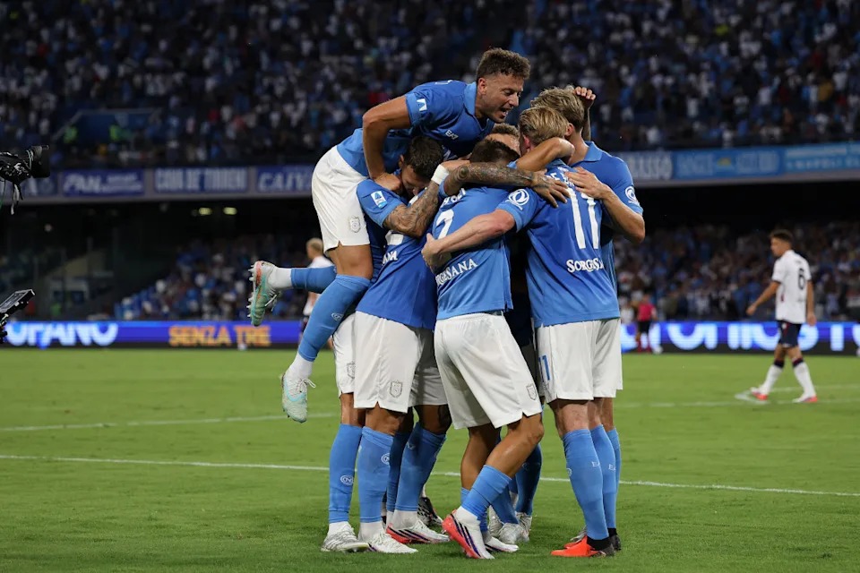 Wachezaji wa Napoli wakirukiana na kukumbatiana kwa pamoja uwanjani baada ya kufunga bao la ushindi