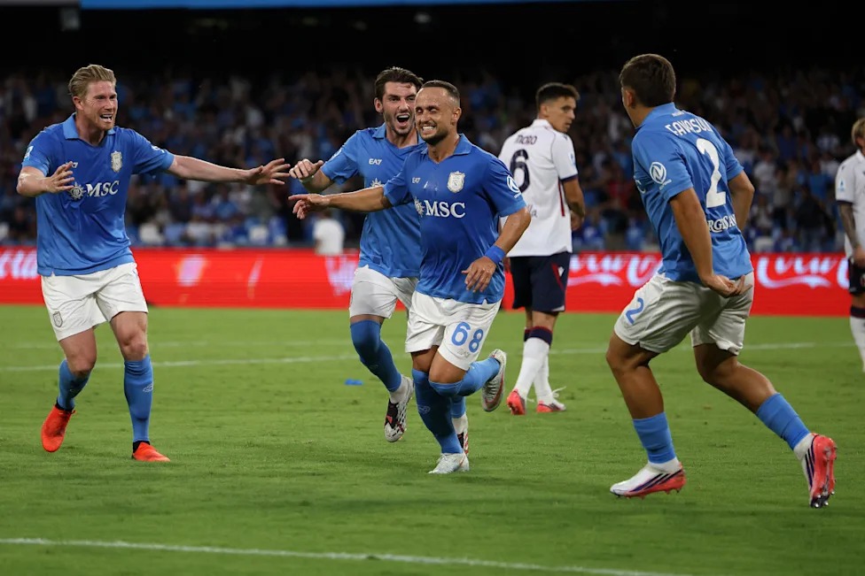 Stanislav Lobotka wa Napoli akitimua mbio kwa furaha akishangilia bao lake na wenzake Kevin De Bruyne na Davide Faraoni.