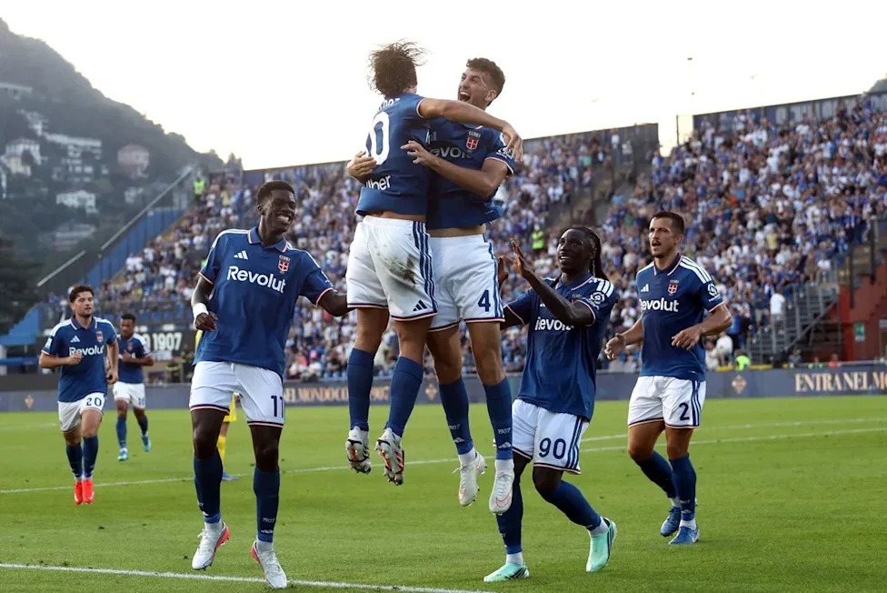 Wachezaji wa klabu ya Como wakikumbatiana kwa furaha uwanjani wakishangilia ushindi wa Serie A