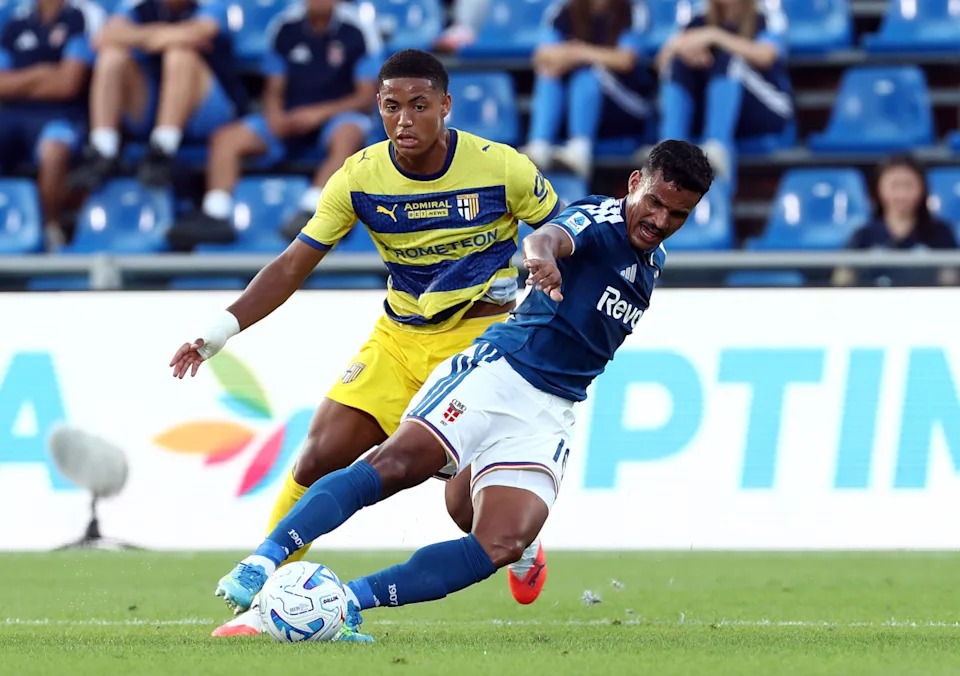 Wachezaji wa Como na Parma wakigombea mpira kwa nguvu wakati wa mchezo wa Serie A