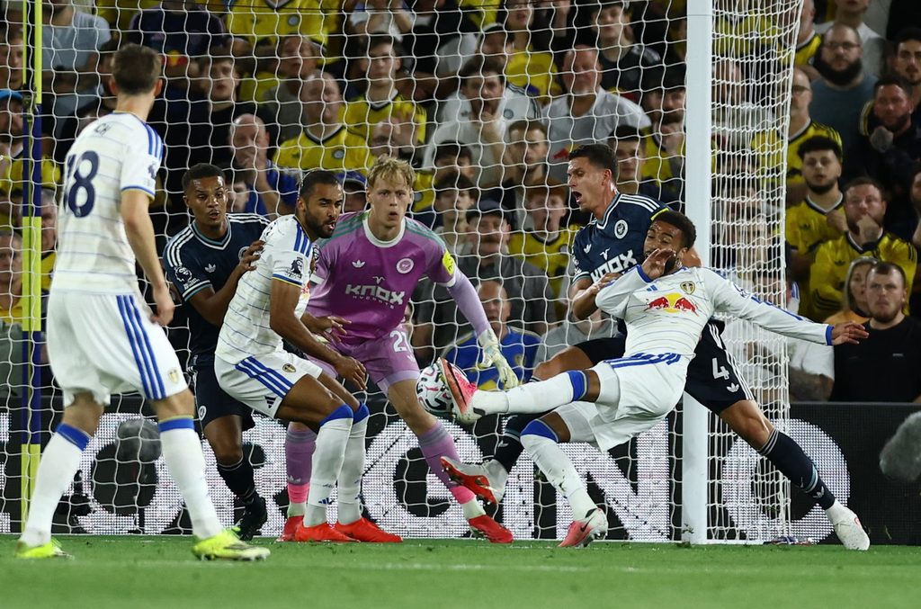 Dominic Calvert-Lewin akipiga shuti langoni wakati wa mchezo wa Ligi Kuu dhidi ya Newcastle