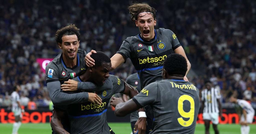 Wachezaji wa Inter Milan wakishangilia bao la kusisimua dhidi ya Udinese Kikosi cha Inter Milan kikiteta na kukumbatiana kwa furaha uwanjani baada ya kufunga bao la ushindi