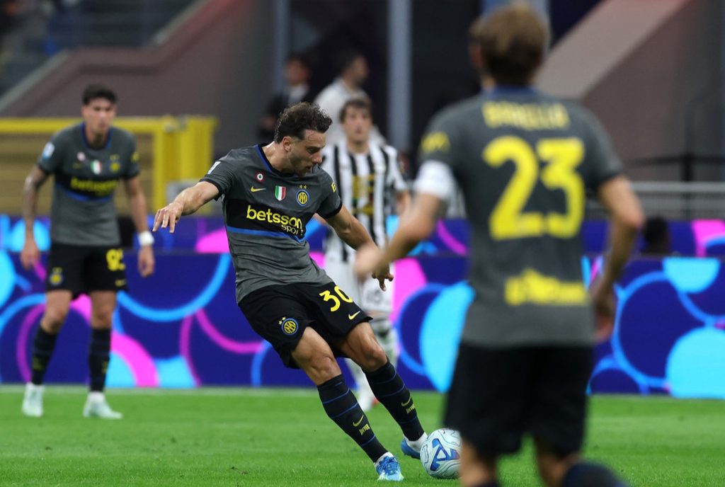 Carlos Augusto akipiga shuti wakati wa ushindi wa Inter dhidi ya Udinese Mchezaji wa Inter Milan akipiga mpira kwa ustadi uwanjani dhidi ya Udinese kwenye ligi ya Serie A