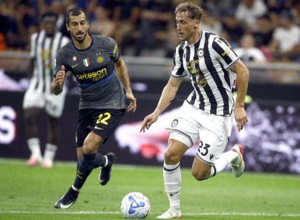 Wachezaji wa Inter Milan na Udinese wakigombea mpira kwa kasi kwenye Serie A