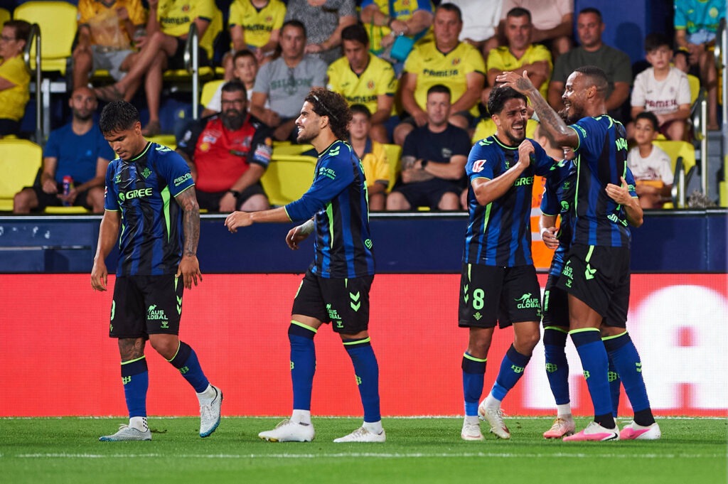 Wachezaji wa Real Betis Wakishangilia Ushindi Dhidi ya Villarreal Wachezaji wa Real Betis wakikumbatiana uwanjani wakisherehekea ushindi wa ugenini dhidi ya Villarreal