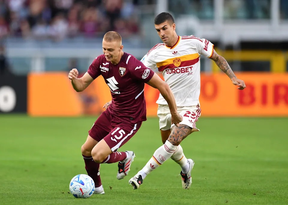 Torino 0-2 Roma: Vitendo vya Uwanjani na Ushindani wa Ligi Kuu ya Italia Wachezaji wa Torino na Roma wakigombea mpira kwa kasi wakati wa mechi ya Serie A