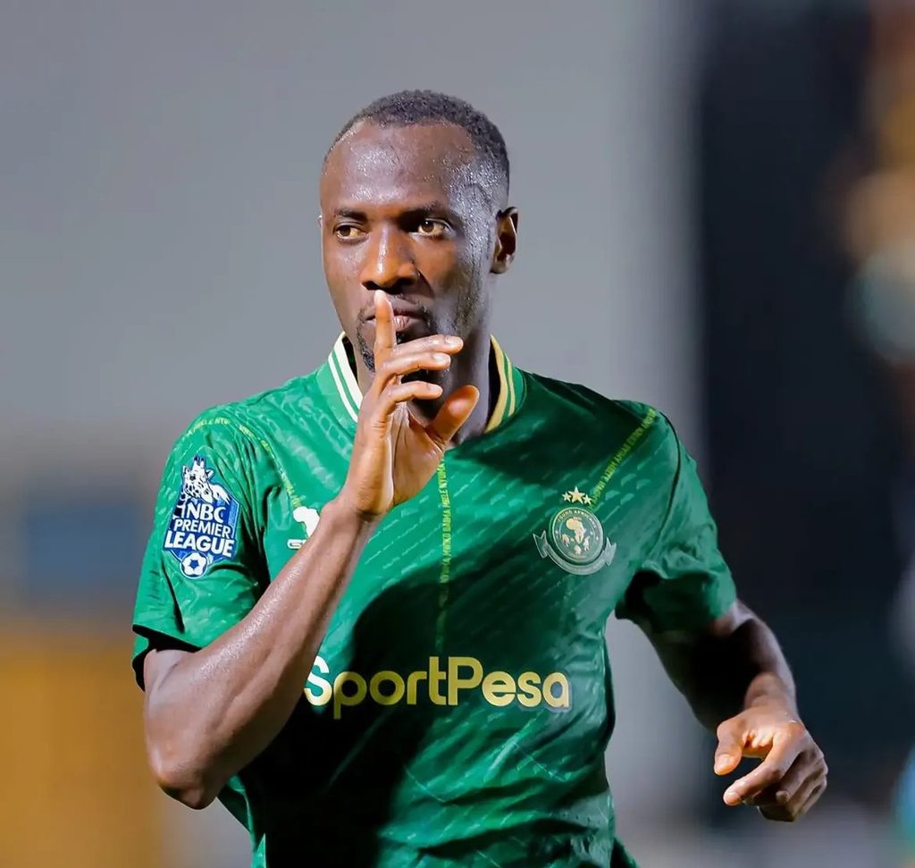 Mchezaji wa Yanga Farouk Comara Akishangilia Uwanjani Mchezaji wa Yanga akiwa ameweka kidole mdomoni kuashiria ukimya wakati wa mchezo wa Ligi Kuu