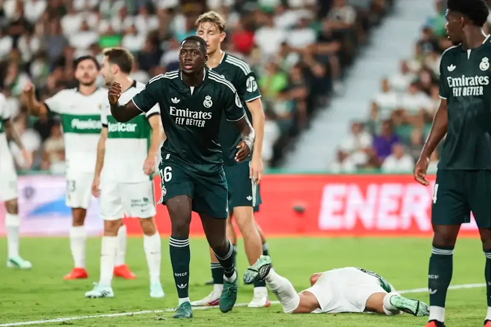 Wachezaji wa Real Madrid Wakishangilia Uwanjani Dhidi ya Elche Wachezaji wa Real Madrid wakishangilia ushindi uwanjani huku mchezaji wa Elche akiwa chini wakati wa mechi ya La Liga