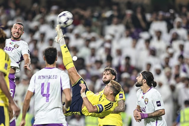 Mapambano Makali Uwanjani Kati ya Al Ain na Al-Nassr Wachezaji wa Al-Nassr na Al Ain wakipambana vikali hewani kuwania mpira wakati wa mechi ya AFC