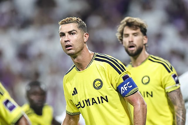 Nahodha wa Al-Nassr, Cristiano Ronaldo, akiwa na uso wa huzuni uwanjani wakati timu yake ikipokea kichapo cha 4-0