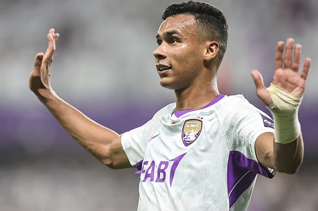 Mchezaji wa Al Ain Akishangilia Ushindi Dhidi ya Al-Nassr Mchezaji wa klabu ya Al Ain akiwa ameinua mikono yake juu kushangilia ushindi mkubwa wa mabao 4-0