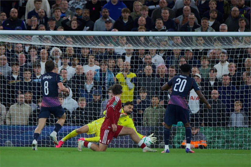 Bao la Liverpool Dhidi ya Tottenham Hotspur Uwanjani Anfield Mchezaji wa Liverpool akifunga bao huku kipa na wachezaji wa Tottenham wakijaribu kuzuia wakati wa mchezo wa Carabao Cup