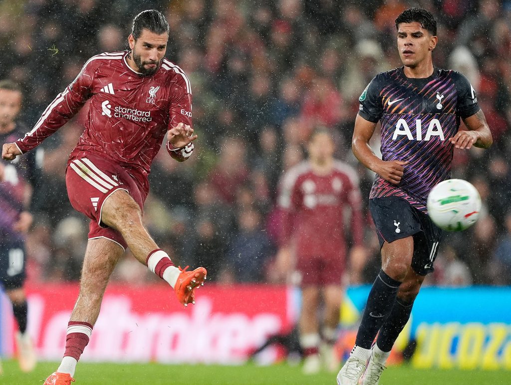Mapambano ya Mpira Kati ya Wachezaji wa Liverpool na Tottenham Mchezaji wa Liverpool akipambana vikali uwanjani na beki wa Tottenham Hotspur katika pambano la EFL Cup