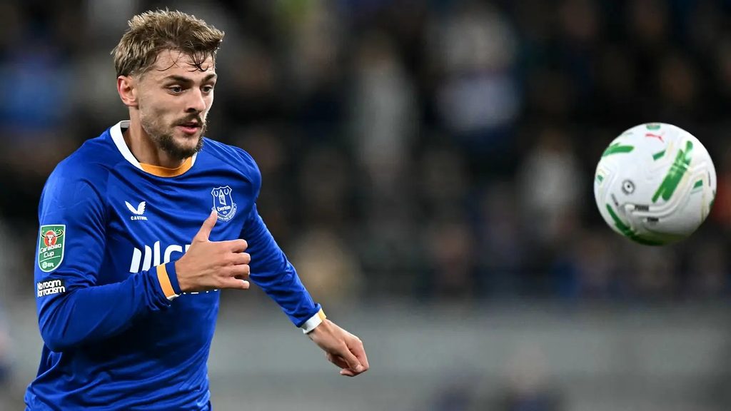 vitaliy-mykolenko-akimbilia-mpira-everton-vs-wolves Beki wa Everton Vitaliy Mykolenko akionyesha umakini mkubwa huku akimbilia mpira angani kwenye Carabao Cup.