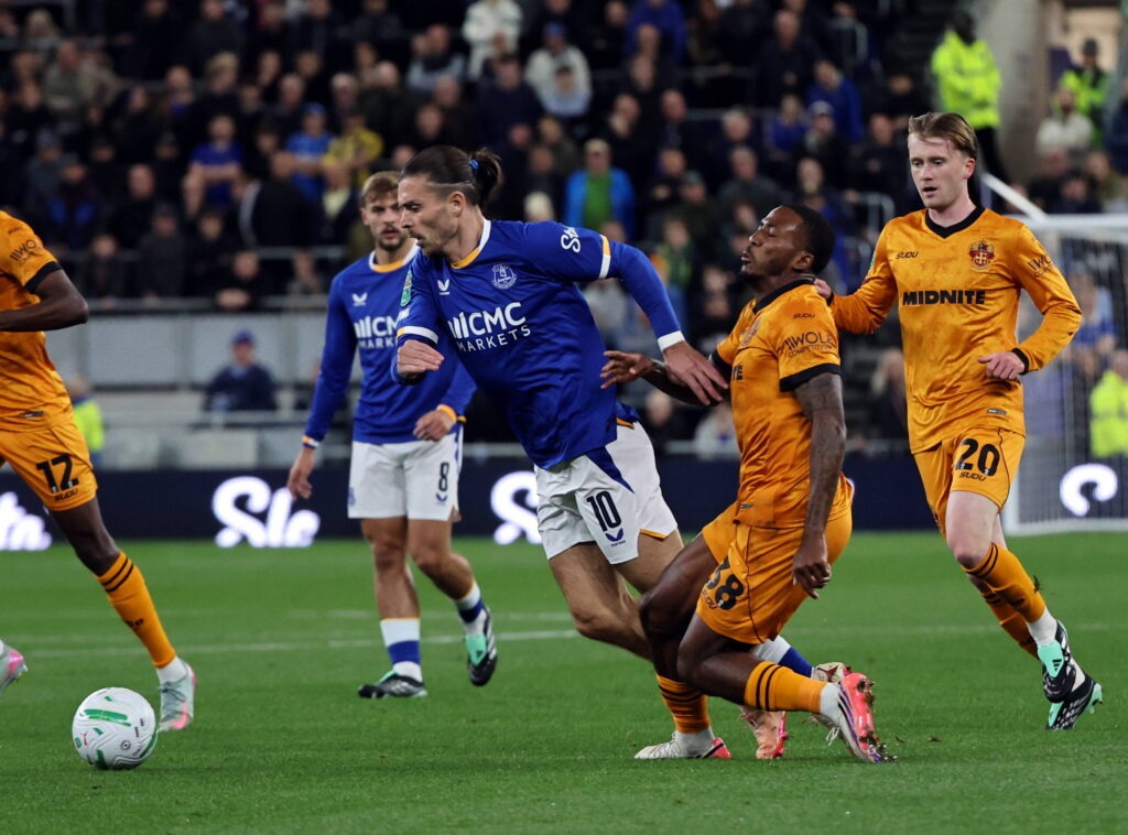 iliman-ndiaye-akipambana-na-mabeki-wa-wolves-carabao-cup Mshambuliaji wa Everton Iliman Ndiaye akipambana na mabeki wa Wolves kupata mpira wakati wa mechi ya Carabao Cup.