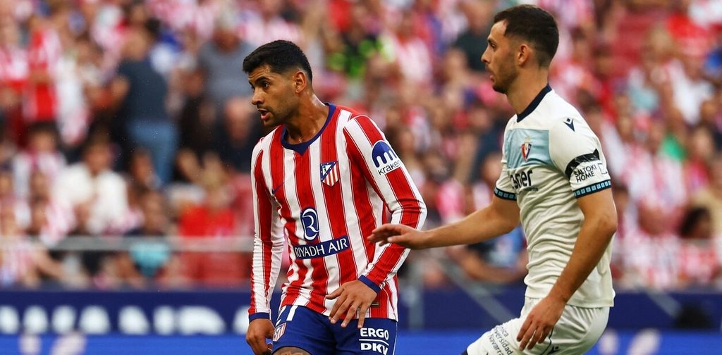 cuti-romero-atletico-madrid-vs-osasuna-la-liga Beki wa Atletico Madrid Cuti Romero akiwa makini uwanjani karibu na mchezaji wa Osasuna.