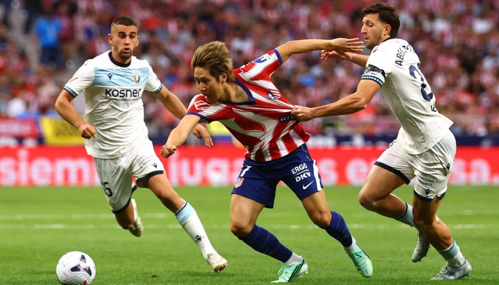 kang-lee-akipambana-na-mabeki-wa-osasuna-atletico-madrid Mchezaji wa Atletico Madrid Kangin-lee akitawala mpira huku akivutwa na beki wa Osasuna wakati wa mchezo wa La Liga