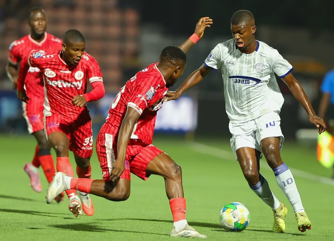 Beki wa kulia wa Simba SC chilambo akipambana kuwania mpira na mchezaji wa Azam FC.