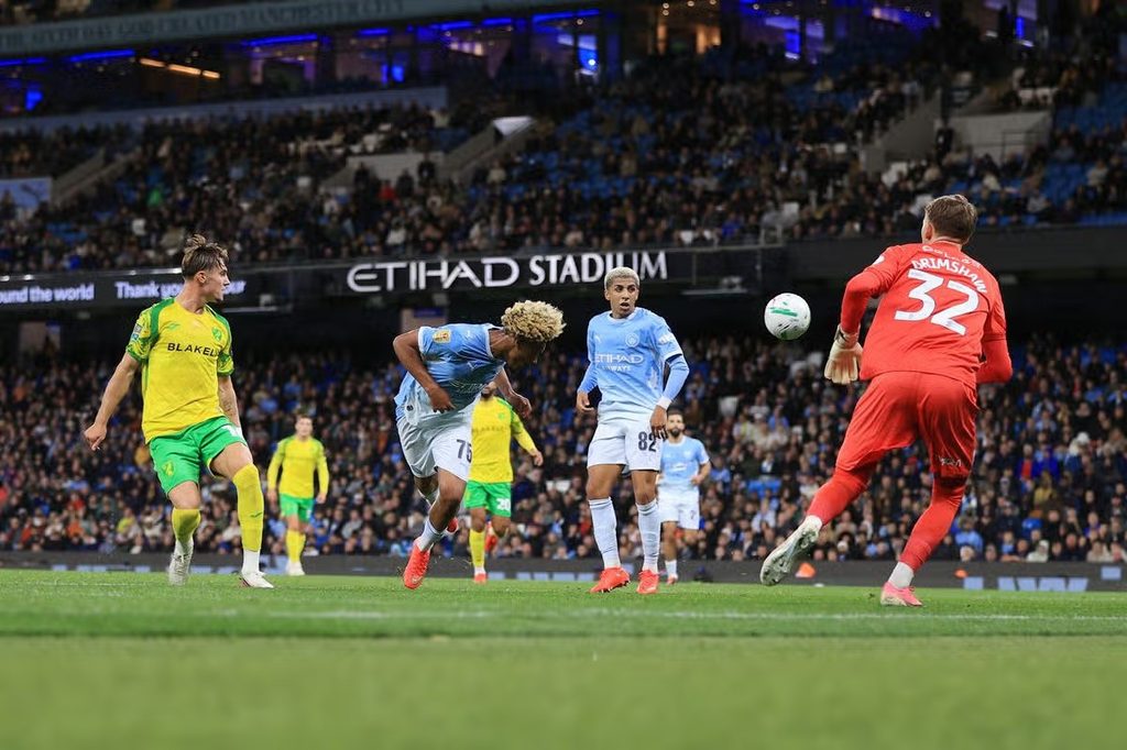 shambulizi-la-manchester-city-dhidi-ya-norwich-city-carabao-cup Wachezaji wa Manchester City wakifanya shambulizi kali langoni mwa kipa wa Norwich City wakati wa mchezo wa Carabao Cup.