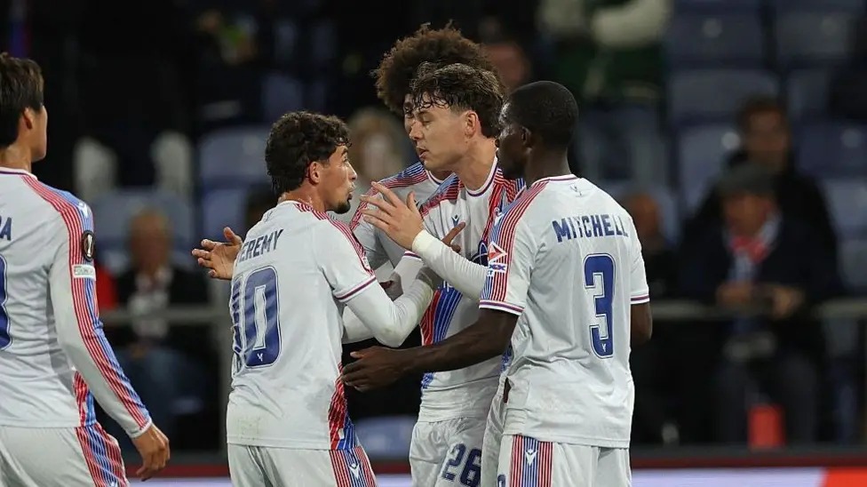wachezaji-wa-crystal-palace-wakishangilia-bao-europa-league Yeremy Pino na Tyrick Mitchell wa Crystal Palace wakipongezana uwanjani baada ya kufunga bao dhidi ya Lech Poznań.