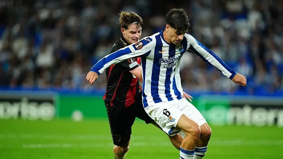 aritz-elustondo-akipambana-na-alex-scott-real-sociedad-vs-bournemouth Beki wa Real Sociedad Aritz Elustondo akimkabili Alex Scott wa Bournemouth wakati wa mchuano wa Europa League.