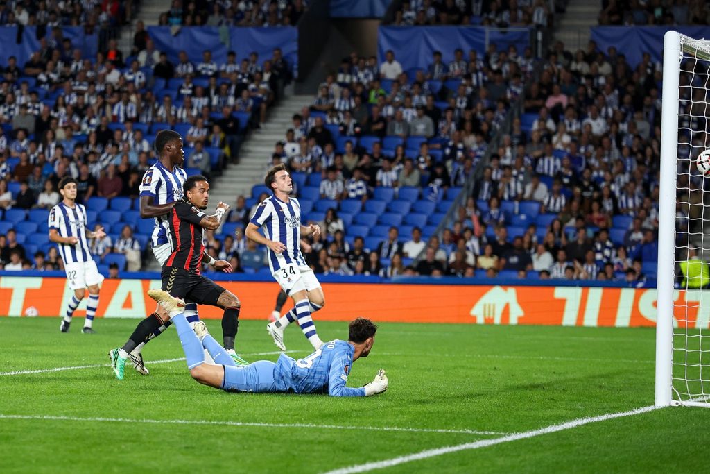 justin-kluivert-akifunga-bao-bournemouth-vs-real-sociedad Mchezaji wa Bournemouth Justin Kluivert akipiga mpira langoni mwa Real Sociedad kupita kipa Remiro wakati wa mchezo wa Europa League.