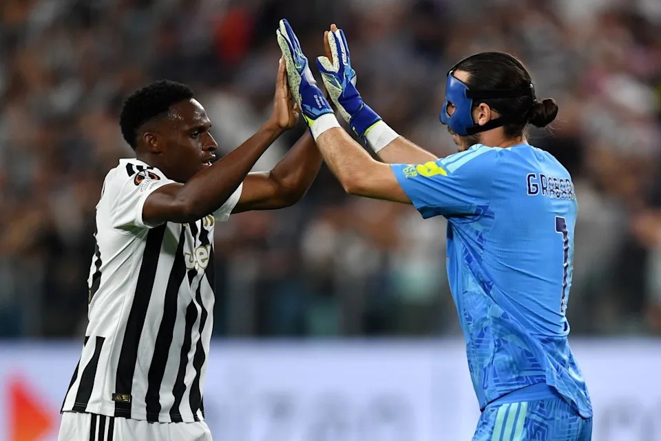 Mshambuliaji wa Juventus Randal Kolo Muani akipigana mikono na kipa Kamil Grabara aliyevaa baraghashi/maski ya kinga ya uso.