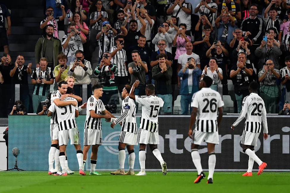 Wachezaji wa Juventus ikiwemo Pierre Kalulu na Nicolas Gonzalez wakikumbatiana na kushangilia bao mbele ya mashabiki wao.