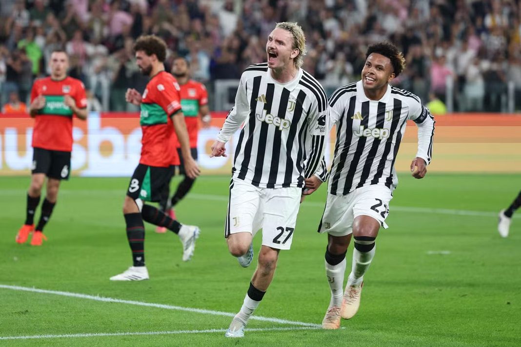 Mchezaji wa Juventus Teun Koopmeiners na Weston McKennie wakipiga kelele kwa furaha na kushangilia bao dhidi ya NEC Nijmegen.