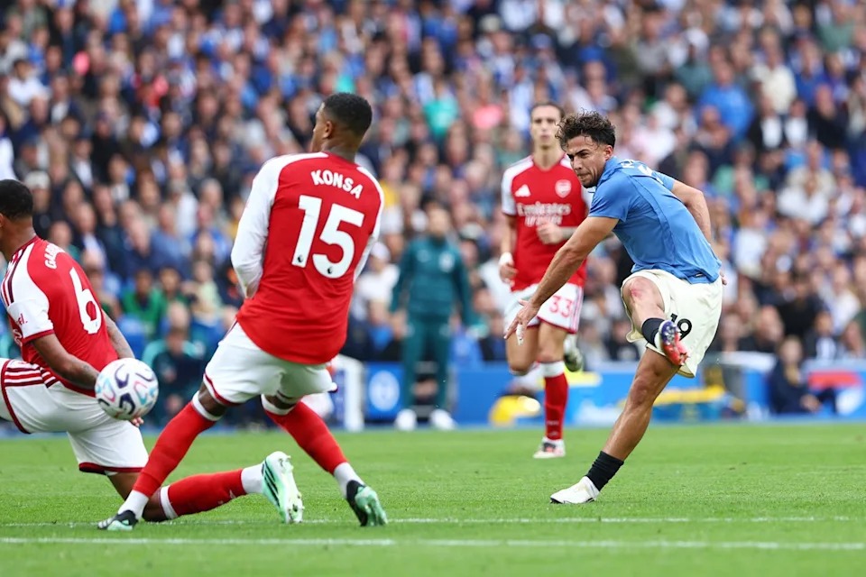 Mchezaji wa Brighton akipiga shuti huku wachezaji wa Arsenal wakijaribu kuokoa lango