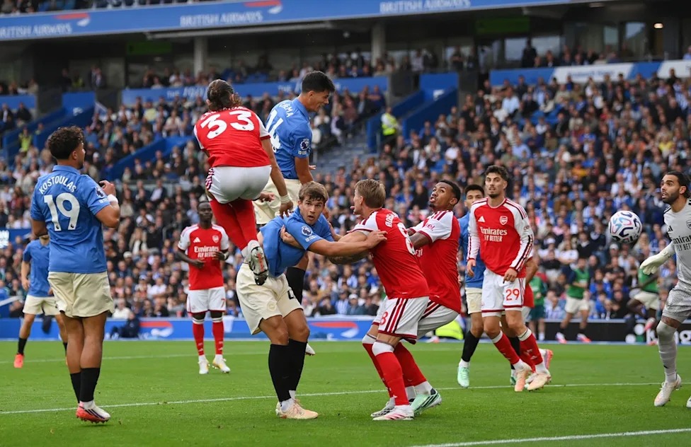 Wachezaji wa Arsenal na Brighton wakipambana vikali hewani kuwania mpira wakati wa mechi ya Ligi Kuu