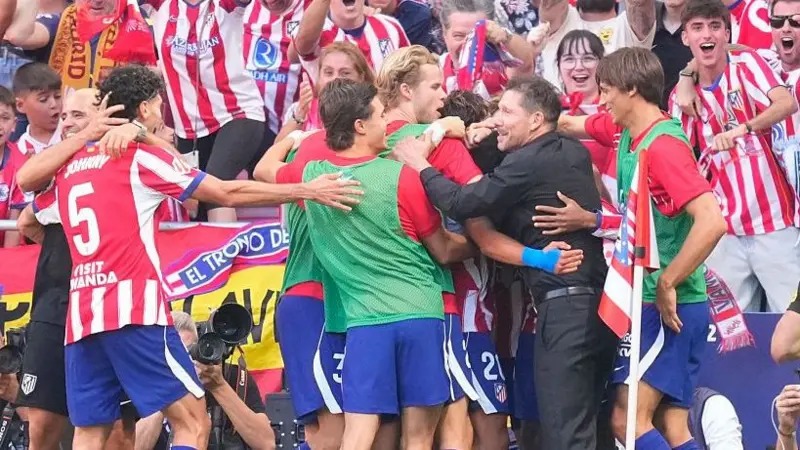 Kocha wa Atlético Madrid Diego Simeone akimkumbatia mchezaji wake kwa furaha kufuatia ushindi wa 2-1 kwenye Madrid derby