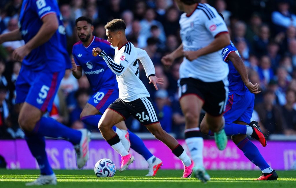 Kasi na Harakati za Wachezaji Katika Mchezo wa Fulham na Manchester United Wachezaji wakikimbia na mpira uwanjani huku wakitafuta mianya ya kufunga katika mechi ya Premier League