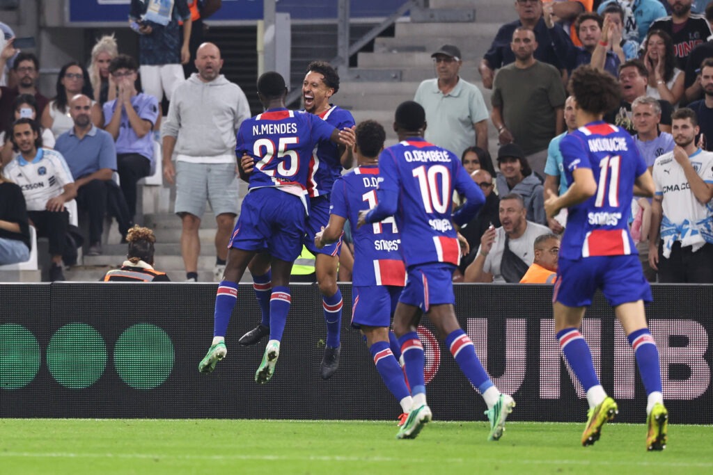 Nahodha Marquinhos na wachezaji wenzake wa Paris Saint-Germain wakishangilia kwa furaha kubwa uwanjani