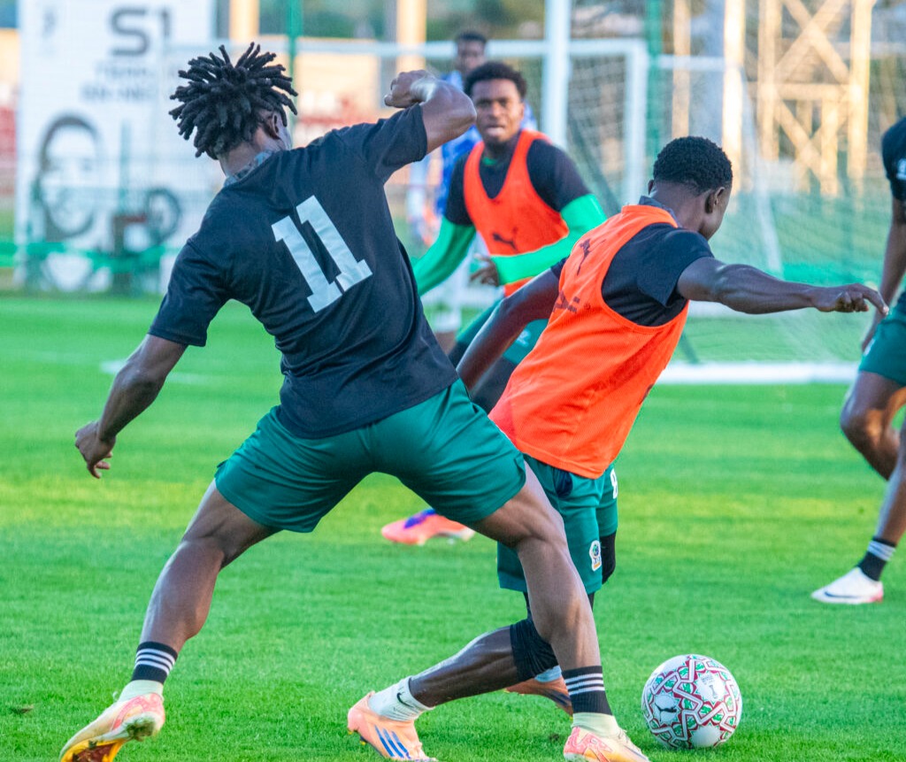 Kikosi cha Taifa Stars Kikifanya Mazoezi Makali Kambini ALT Text: Mchezaji wa Taifa Stars akiwa na mpira wakati wa mazoezi ya k Mchezaji wa Taifa Stars akiwa na mpira wakati wa mazoezi ya kujiandaa na mechi za AFCON 2027