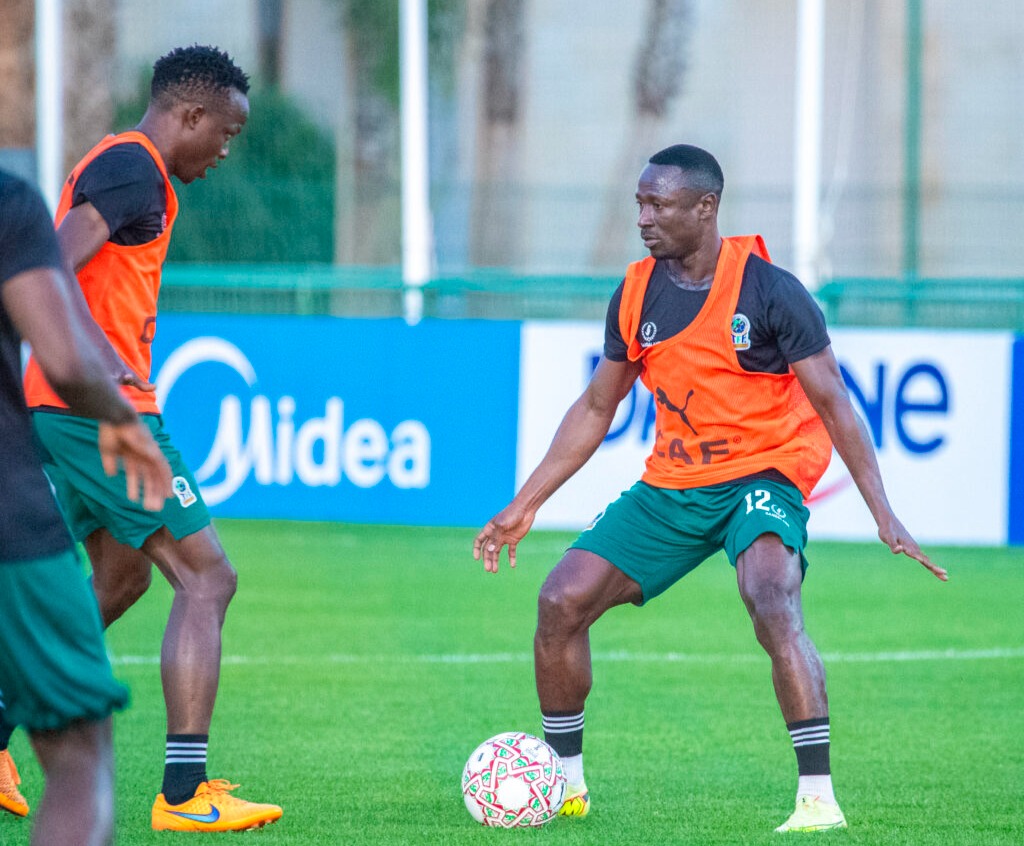 Ushindani wa Wachezaji wa Taifa Stars Katika Mazoezi ya Uwanjan Wachezaji wa Taifa Stars wakipambana uwanjani wakati wa mazoezi ya kujiandaa na mechi ya Guinea-Bissau