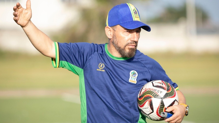 Kocha na Maandalizi ya Timu ya Vijana ya Tanzania Ngorongoro Heroes Kocha wa kikosi cha Ngorongoro Heroes akitoa maelekezo na kushikilia mpira wakati wa maandalizi ya timu