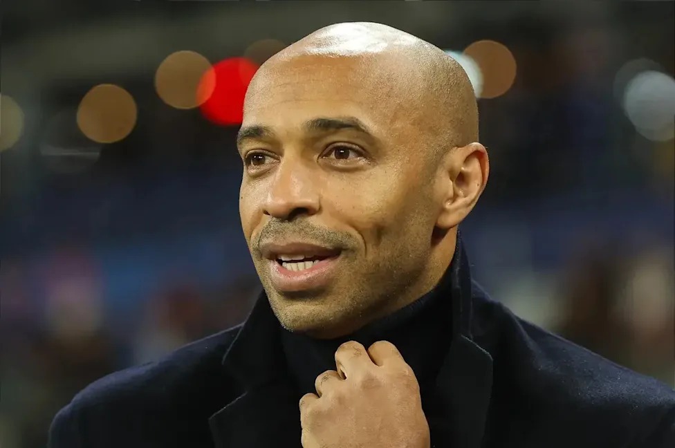 Thierry Henry Akitoa Maoni Kuhusu Hatua Kubwa za Wachezaji Katika Soka la Kisasa Nyota wa zamani na gwiji wa soka Thierry Henry akiwa na mwonekano mzuri huku akifuatilia mabadiliko ya udhamini na chapa za michezo