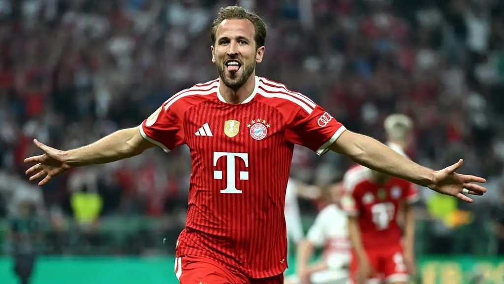 Harry Kane Akishangilia Bao Akiwa na Jezi ya Bayern Munich Mshambuliaji nguli Harry Kane akishangilia kwa furaha kubwa uwanjani akiwa amevaa jezi nyekundu ya Bayern Munich