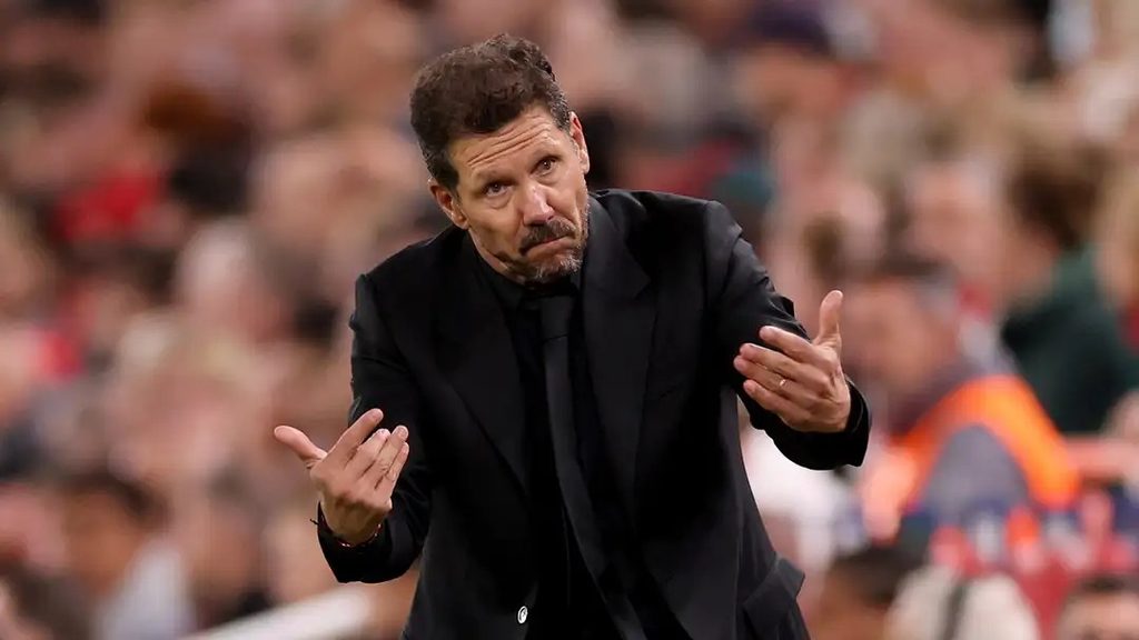 Diego Simeone Akitoa Maelekezo Wakati wa Mchezo Dhidi ya Real Madrid Kocha wa Atlético Madrid Diego Simeone akionyesha hisia na kutoa maelekezo uwanjani