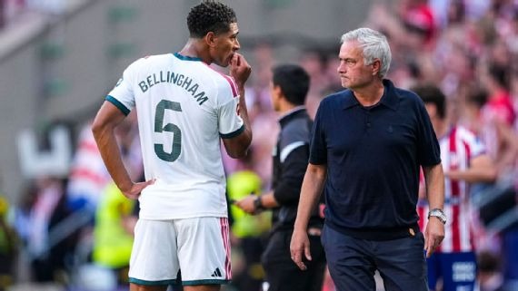 Jude Bellingham Akiwa Uwanjani Wakati wa Pambano la La Liga Mchezaji wa Real Madrid Jude Bellingham akiwa uwanjani akitafakari mchezo