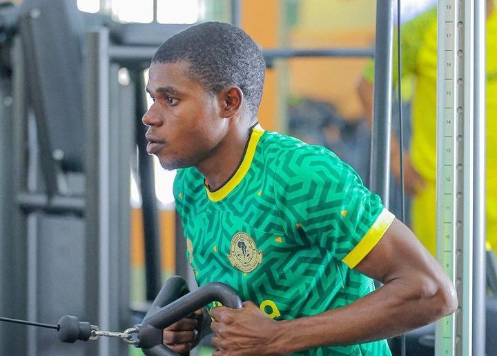 Maxi Nzengeli Kwenye Mazoezi ya Viungo Yanga SC Kiungo mshambuliaji Maxi Nzengeli akiwa anafanya mazoezi ya viungo gym akiwa amevaa jezi ya Yanga SC