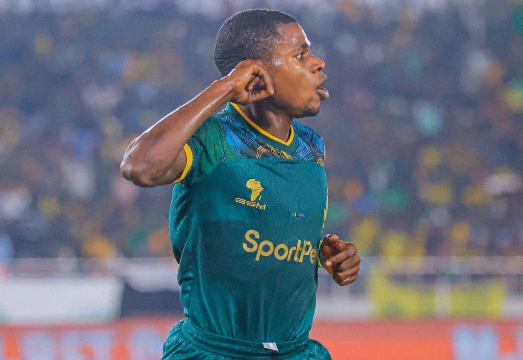 Ushangiliaji wa Maxi Nzengeli Baada ya Kufunga Goli Maxi Nzengeli akishangilia kwa furaha mbele ya mashabiki uwanjani baada ya kupachika goli muhimu kwa Yanga SC