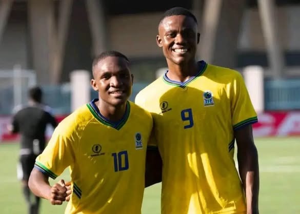 Nyota wa Ngorongoro Heroes Waliovuma Kwenye Michuano ya CECAFA U20 Wachezaji wawili wa timu ya taifa ya vijana ya Tanzania wakiwa na jezi za njano wakitabasamu uwanjani