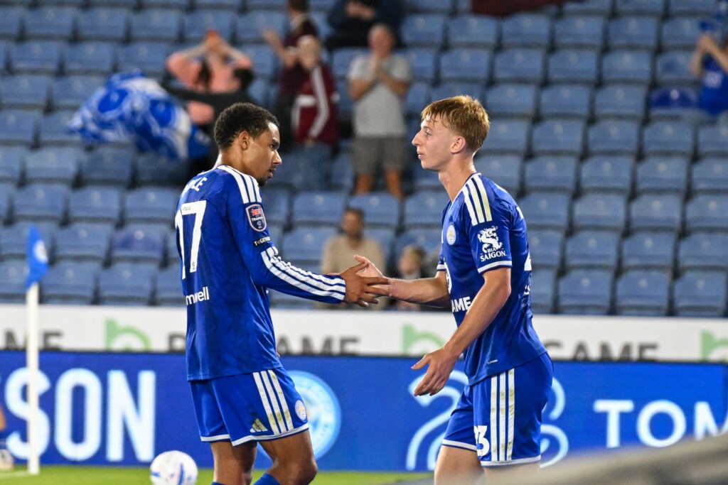 Watson na Wenzake Wakishangilia Ushindi wa Leicester 6-1 Fulham U21 Wachezaji wawili wa Leicester wakipeana mikono na kushangilia ushindi uwanjani mbele ya mashabiki