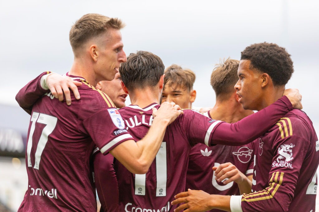 Wachezaji wa Leicester Wakishangilia Ushindi Mnono Dhidi ya Fulham U21 Kikosi cha wachezaji wa Leicester wakiwa katika shangwe za pamoja uwanjani baada ya kupachika mabao mengi dhidi ya Fulham U21